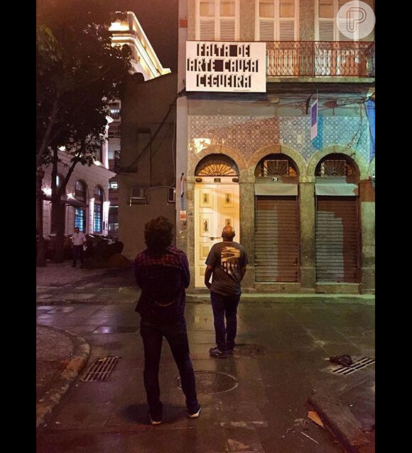 Alguns dias depois, Giselle postou a imagem de Gabriel de costas durante um passeio do casal pelo Centro do Rio de Janeiro