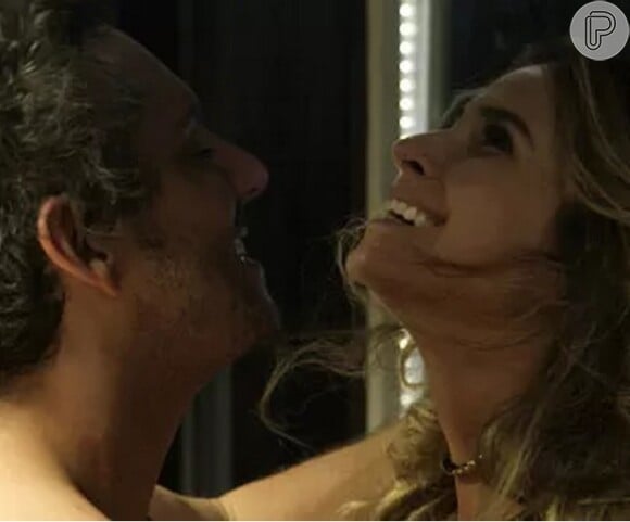 Romero Rômulo (Alexandre Nero) fica sem jeito, mas no começo até entra no jogo de Atena (Giovanna Antonelli)