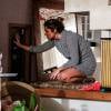 Atena (Giovanna Antonelli) rouba o dinheiro que Romero (Alexandre Nero) guarda em seu apartamento