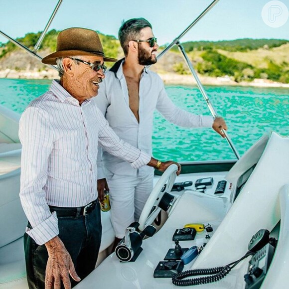 Gusttavo Lima compartilhou foto ao lado de seu pai em passeio no iate de R$ 5 milhões