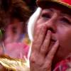 Uma paquita idosa chora ao ver Xuxa indo embora