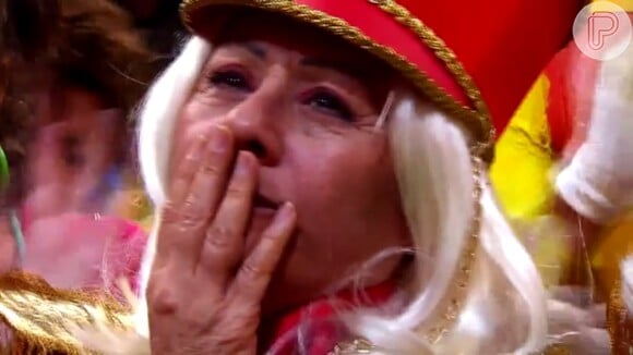 Uma paquita idosa chora ao ver Xuxa indo embora