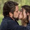 Lívia (Alinne Moraes) e Felipe (Rafael Cardoso) se beijam, na novela 'Além do Tempo'