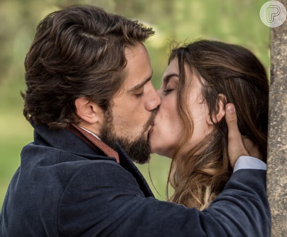 Lívia (Alinne Moraes) e Felipe (Rafael Cardoso) se beijam, na novela 'Além do Tempo'