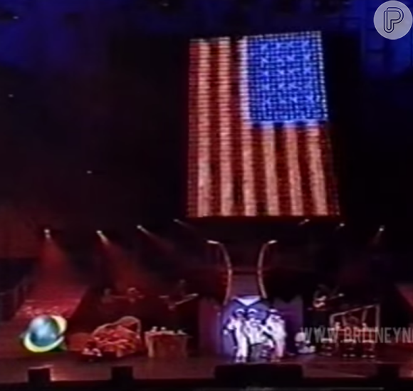 Britney Spears foi vaiada ao mostrar a bandeira americana no telão, enquanto cantava 'Lucky', no Rock in Rio 2001