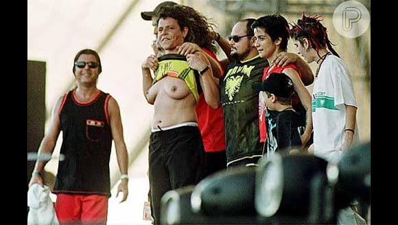 Cássia Eller ficou com os peitos de fora no Rock in Rio 2001. O público foi ao delírio