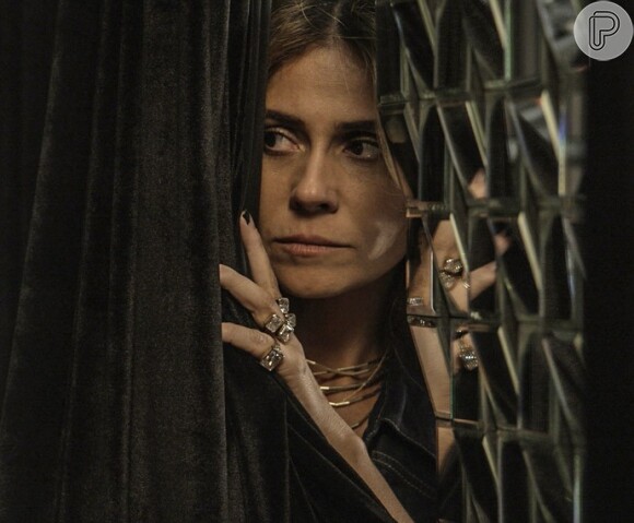 Atena (Giovanna Antonelli) invade a cobertura de Romero (Alexandre Nero) e rouba R$20 mil, na novela 'A Regra do Jogo'