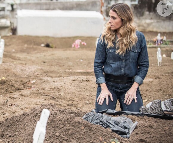 Atena (Giovanna Antonelli) vai roubar R$150 mil que Romero (Alexandre Nero) recebe como pagamento por uma missão e enterra num cemitério, na novela 'A Regra do Jogo'