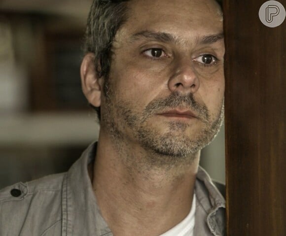 Romero (Alexandre Nero) não acredita no que Ascânio (Tonico Pereira) lhe diz sobre Atena (Giovanna Antonelli), na novela 'A Regra do Jogo'