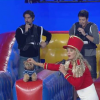 O trio se divertiu no palco do programa de Xuxa com um brinquedo inflável, repleto de gel no chão