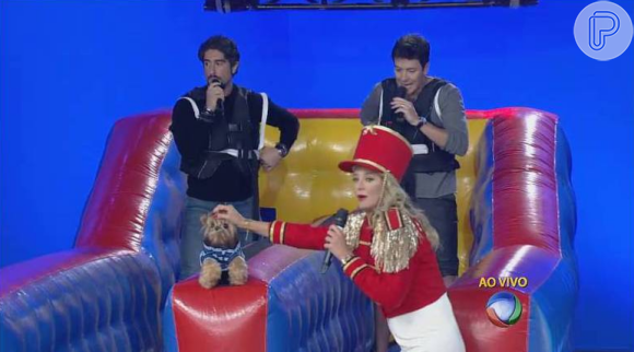 O trio se divertiu no palco do programa de Xuxa com um brinquedo inflável, repleto de gel no chão