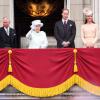 A Rainha Elizabeth II, o Princípe Charles, Camilla Parker, a Duquesa da Cornuália, Princípe Harry, Princípe William e Duquesa Catherine posam na sacada do Palácio de Buckingham