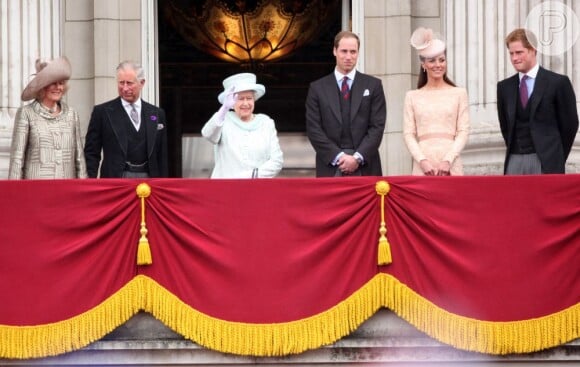 A Rainha Elizabeth II, o Princípe Charles, Camilla Parker, a Duquesa da Cornuália, Princípe Harry, Princípe William e Duquesa Catherine posam na sacada do Palácio de Buckingham