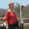 Xuxa anda em cima de avestruz durante passeio por Curaçao: 'Ok, já quero descer'