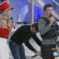 Marcos Mion abaixa a calça de Rodrigo Faro durante o 'Programa Xuxa Meneguel'