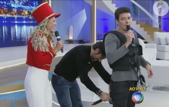 Marcos Mion abaixou a calça de Rodrigo Faro durante o 'Programa Xuxa Meneghel' de segunda-feira, 14 de setembro de 2015