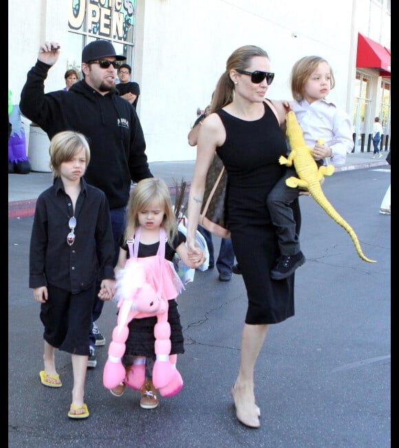 Angelina Jolie e Brad Pitt estão pensando no bem da filha e só querem que ela se sinta amada e segura. 'Shiloh é muito teimosa e insistiu em usar roupas de menino por mais de seis anos. Brad acreditava que ela talvez estivesse sendo influenciada pelos irmãos, mas passou a se perguntar se faria isso se não tivesse meninos na família'