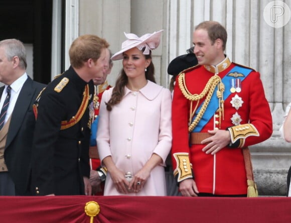 Kate Middleton, o príncipe William e o bebê real passam bem segundo comunicado de um porta-voz do Palácio