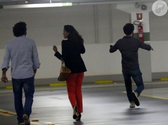 Mariana Rios e Daniel de Oliveira caminham em direção ao carro da atriz, tentando despistar os fotógrafo