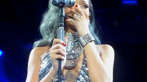 Rihanna se emociona e chora em show da França após cantar 'Stay'