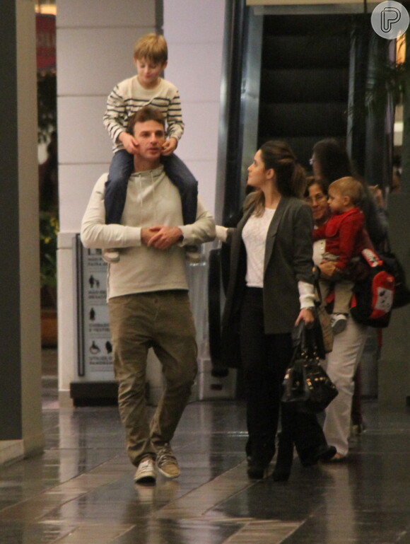 Cássio Reis passeia com o filho, Noah, de 5 anos, e com a namorada, Fernanda Vasconcellos, no shopping Fashion Mall, na Zona Sul do Rio de Janeiro, em 28 de julho de 2013