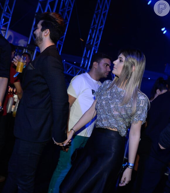 Luan Santana foi visto andando de mãos dadas com a ex-namorada, Jade Magalhães, na noite desta quarta-feira, 30 de setembro de 2015