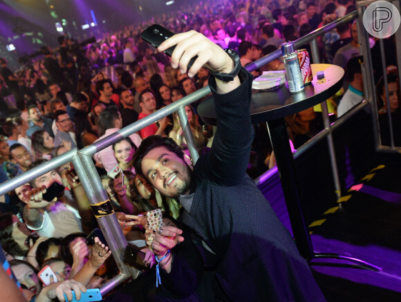Luan Santana faz selfie com fãs de dentro de seu camarote