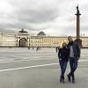 Flávia e Otaviano aproveitaram o passeio para tirar uma foto na Praça do Palácio, em frente o Museu Hermitage. 