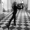 Em momento descontraído, a atriz brincou no corredor do Museu Hermitage
