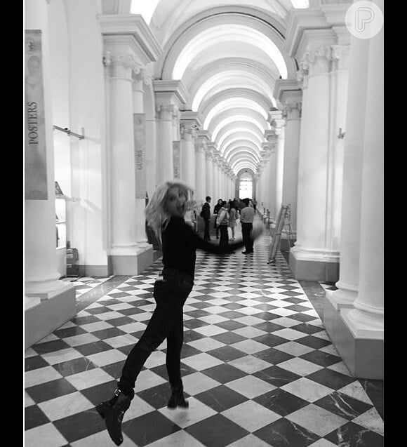Em momento descontraído, a atriz brincou no corredor do Museu Hermitage