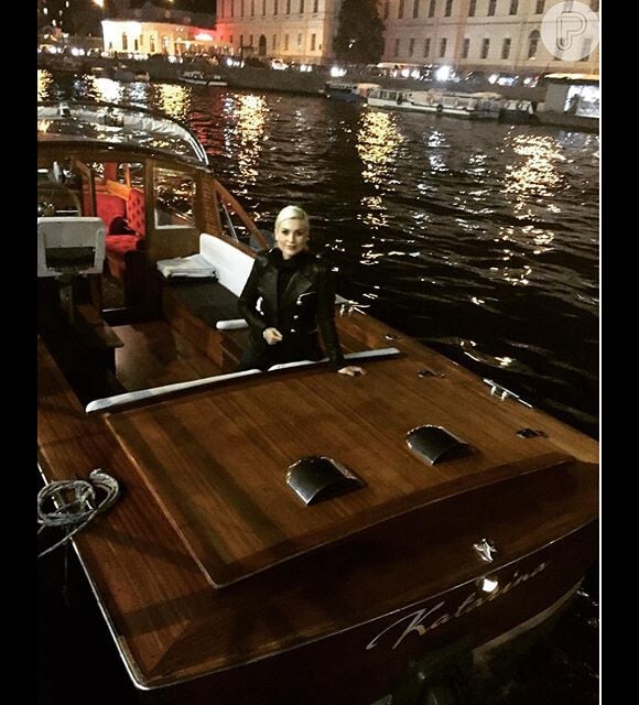 Flávia Alessandra durante um passeio de barco pelos canais, em Saint Petersburg, na Rússia
