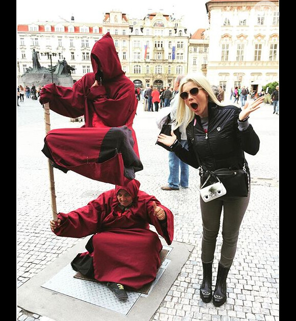 Flávia Alessandra postou uma foto na Praça do Relógio, em Praga: 'E fez-se o milagre da levitação. Algum Mister M sabe desvendar esse mistério???'