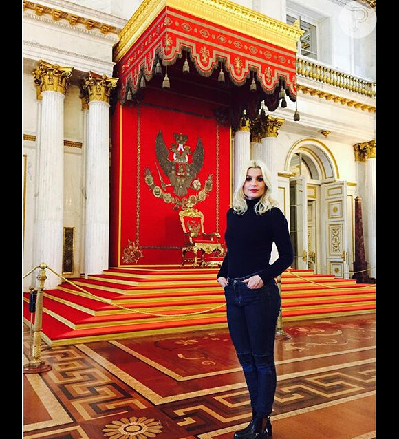 O apresentador tirou uma foto de Flávia no Winter Palace, e publicou em seu Instagram