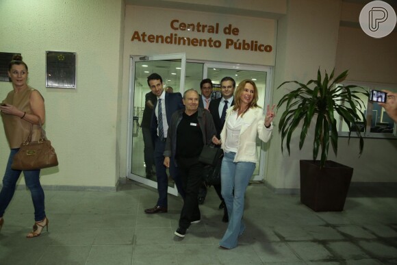 Stênio Garcia e Marilene Saad prestam depoimento na Delegacia de Repressão aos Crimes de Informática, na Zona Norte do Rio de Janeiro
