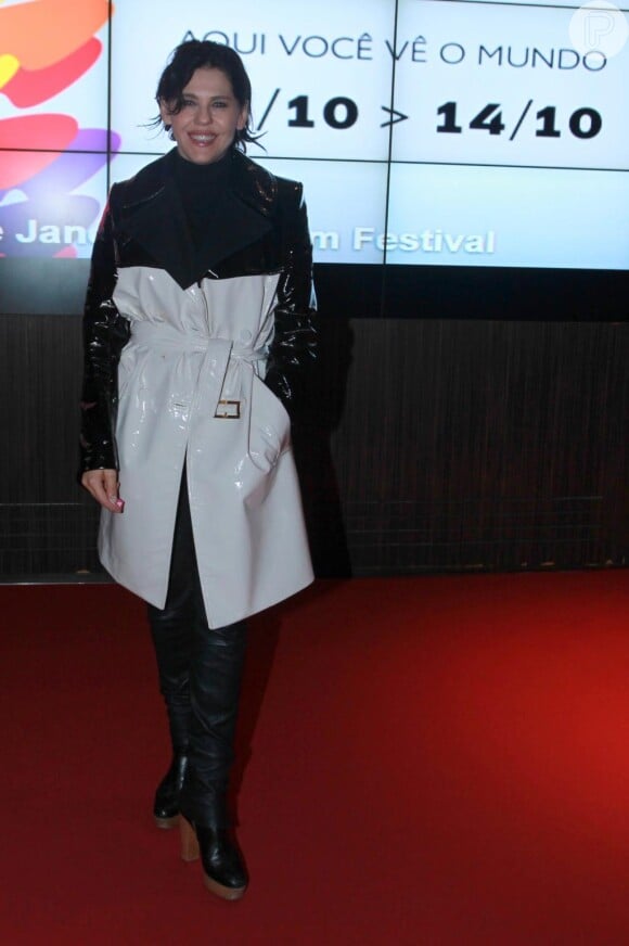 Bárbara Paz optou por calça, botas e casaco de couro para se proteger da chuva. A atriz esteve na premiére do filme 'Boi Neon', no Cinépolis Lagoon, no 4º dia do Festival do Rio 2015