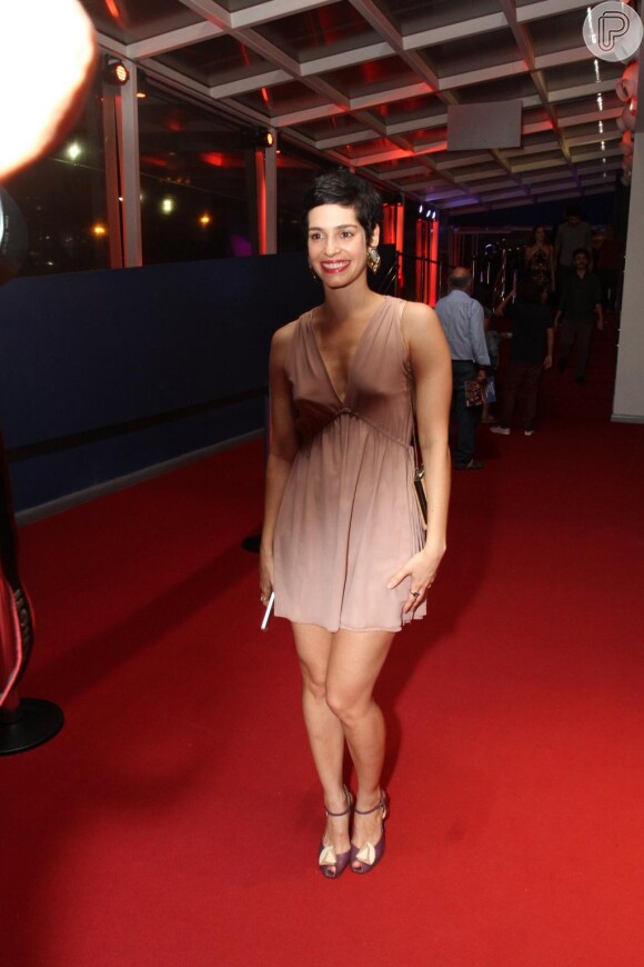 Maria Flor escolheu vestido nude curtinho para a estreia do filme 'Mundo Cão', no 3º dia do Festival do Rio 2015