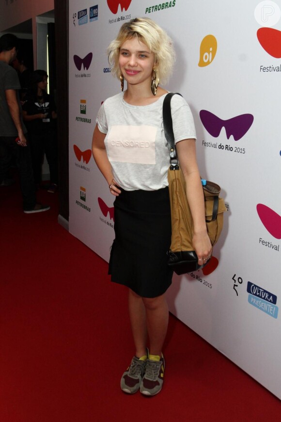 Briuna Linzmeyer prestigia o lançamento do filme 'Mundo Cão', no 3º dia do Festival do Rio 2015, e escolhe look descolado, com saia e blusa larguinhas e tênis