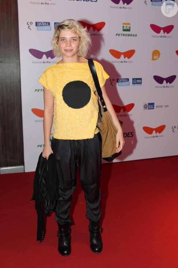 Bruna Linzmeyer também marcou presença no 5º dia do Festival do Rio 2015. A atriz escolheu calça e botas pretas combinadas a blusa amarela com paetês para o lançamento do documentário 'André Midani - Do Vinil ao Download'