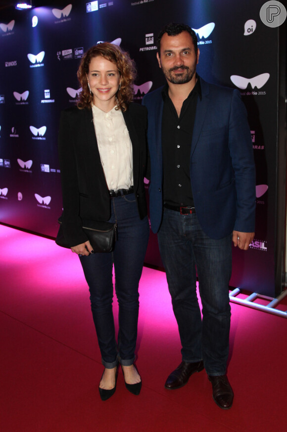 Leandra Leal e o marido, Alexandre Youssef, compareceram ao 5º dia do Festival do Rio 2015. A atriz escolheu calça jeans, camisa branca e blazer preto para a sessão para convidados do filme 'Califórnia'