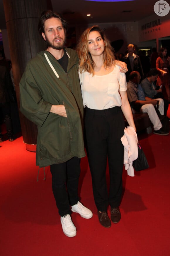 Tainá Müller foi com o marido, Henrique Sauer, à sessão para convidados do filme 'Califórnia', no 5º dia do Festival do Rio 2015. Ela apostou em calça preta e camisa clara