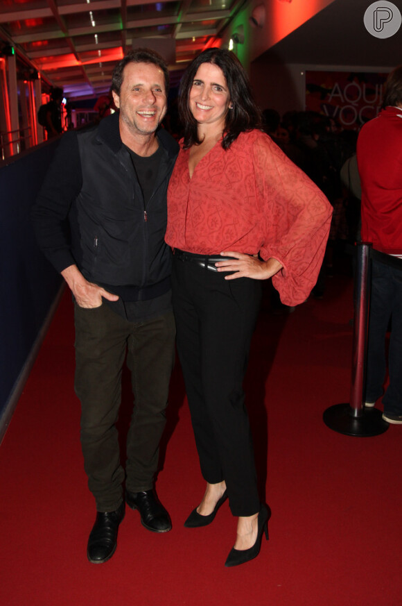 Malu Mader e o marido, Tony Bellotto, vão à sessão para convidados do filme 'Califórnia', no 5º dia do Festival do Rio 2015. Para o evento, a atriz escolgeu calça social preta, blusa laranja e scarpins pretos