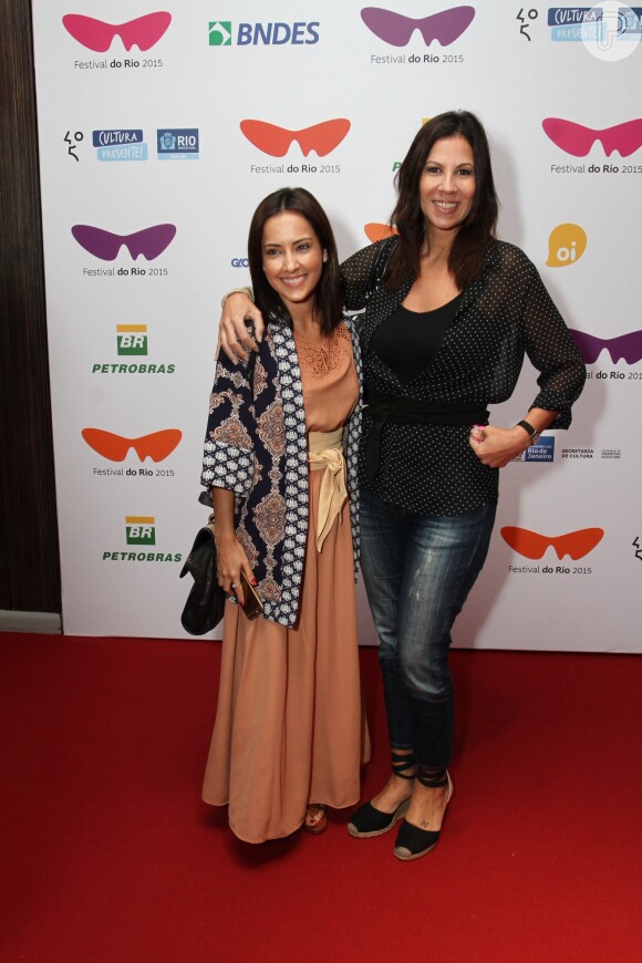 Maytê Piragibe e Carla Daniel posam juntas na estreia do filme 'Mundo Cão', no 3º dia do Festival do Rio 2015. Mayte apostou em vestido longo e quimono, enquanto Carla preferiu calça jeans e blusa preta com bolinhas brancas