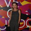 Vanessa Bueno optou por macacão estampado para prestigiar o 9º dia do Festival do Rio 2015