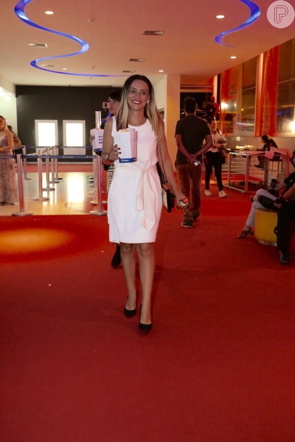 Suzana Pires escolheu vestido branco para a première do filme 'Tudo que Aprendemos Juntos', no 11º dia do Festival do Rio 2015