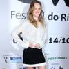 Mariana Ximenes foi ao 11º dia do Festival do Rio 2015 usando saia bicolor curta e scarpins pretos com meião