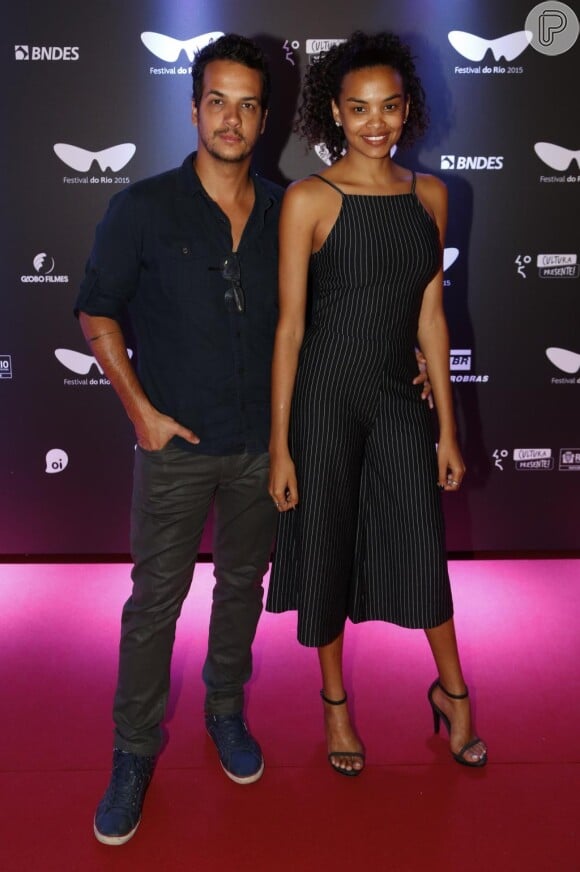 Luzy Ramos posou ao lado do marido, Thiago Luciano, no 12º dia do Festival do Rio 2015. A atriz escolheu macacão midi em risca de giz para a première do filme 'Depois de Tudo'