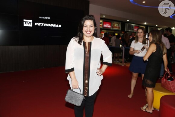 Mariana Xavier escolheu calça preta e blusa branca com detalhes em preto e cobre para a pré-estreia do filme 'Depois de Tudo', no 12º dia do Festival do Rio 2015