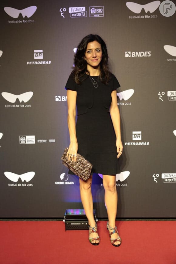 Marina Person optou por vestido preto curtinho para a entrega do 'Troféu Redentor', no encerramento do Festival do Rio 2015