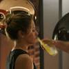 Depois de irritar bastante Romero Rômulo (Alexandre Nero), Atena (Giovanna Antonelli) ganha um copo de suco de laranja na cara
