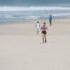 Grazi Massafera e Anna Lima praticam atividades físicas na praia do Pepino, em São Conrado, no Rio de Janeiro